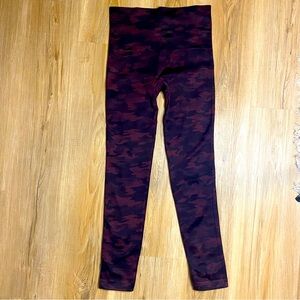 Spanx Camo Leggings Medium maroon & black